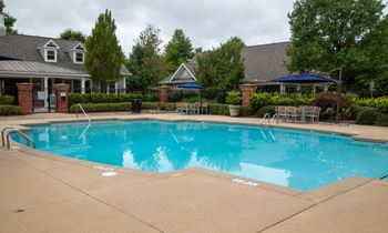 Sparkling swimming pool (click for virtual tour)